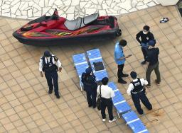 　水上バイクが客席に突っ込んだ現場を調べる捜査員ら＝２０２２年４月、愛知県蒲郡市の「ラグーナテンボス」