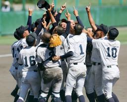 　２年連続１２度目の優勝を果たし、喜ぶ中京ナイン＝明石トーカロ