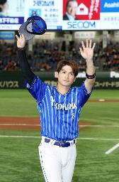 　昨年６月、ファンの拍手に応える決勝打のＤｅＮＡ・神里＝東京ドーム