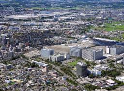 　全国にある車両組立工場の稼働を全て停止したトヨタ自動車の本社（右手前）。左奥は元町工場＝２９日午後１時１１分、愛知県豊田市（共同通信社ヘリから）