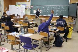 　香川県三豊市の夜間中学の授業＝２０２２年１０月