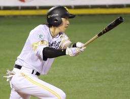 　３回ソフトバンク２死満塁、柳田が右中間に３点二塁打を放つ＝長崎