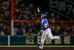 　９回、勝ち越しソロを放ち喜ぶＤｅＮＡ・牧＝甲子園
