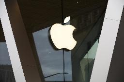 　米ニューヨーク・ブルックリンのアップル店舗に掲げられたロゴ＝２０２０年３月（ＡＰ＝共同）