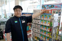 　ファミリーマート松江学園南店の山内剛店長＝７月、松江市