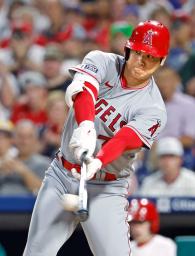 　フィリーズ戦の５回、右前適時打を放つエンゼルス・大谷＝フィラデルフィア（共同）