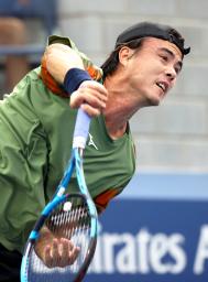 　男子シングルス１回戦でプレーするダニエル太郎＝ニューヨーク（共同）