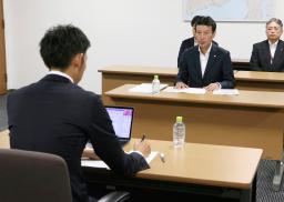 　青森県むつ市の山本知也市長（手前）と面会するリサイクル燃料貯蔵の高橋泰成社長＝３０日午前、むつ市役所