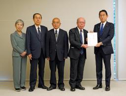 　長崎の被爆者４団体の代表らから要望書を受け取る岸田首相（右端）＝３０日午前、首相官邸