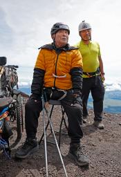 　富士山の９合目に到着した三浦雄一郎さん。奥は次男の豪太さん＝３０日午前