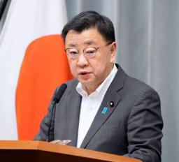 　記者会見する松野官房長官＝３０日午前、首相官邸