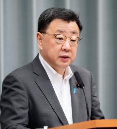 　記者会見する松野官房長官＝３０日午前、首相官邸
