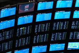 　東京証券取引所内にある株価ボード＝１８日（ＡＰ＝共同）