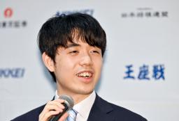 　将棋の第７１期王座戦を前に、記者会見する藤井聡太七冠＝３０日午後、神奈川県秦野市