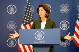 　３０日、中国上海市で記者会見するレモンド米商務長官（共同）
