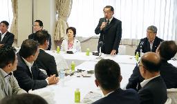 　自民党安倍派の総会であいさつする塩谷立会長代理（奥右から２人目）＝１７日、東京・永田町の党本部