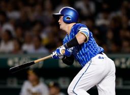　６回ＤｅＮＡ２死一、三塁、牧が右中間に３点本塁打を放つ＝甲子園