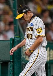 　６回、投手交代を告げ、ベンチに戻る阪神・岡田監督＝甲子園