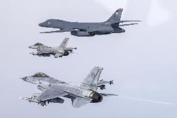 　３月、韓国上空で合同訓練を実施する米軍のＢ１Ｂ戦略爆撃機と韓国軍の戦闘機（韓国国防省提供・共同）