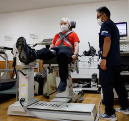 　富士登山を前に、札幌市内の病院でリハビリをする三浦雄一郎さん＝３日