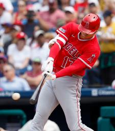 　フィリーズ戦の５回、右前適時打を放つエンゼルス・大谷＝フィラデルフィア（共同）