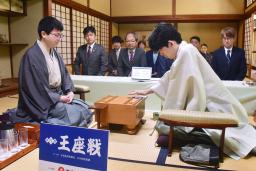 　第７１期王座戦５番勝負第１局で初手を指す藤井聡太七冠。左は永瀬拓矢王座＝３１日午前、神奈川県秦野市（日本将棋連盟提供）