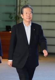　首相官邸に入る公明党の山口代表＝３１日午前