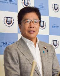 　視察した東京慈恵会医大付属病院で、取材に応じる加藤厚労相＝３１日午前、東京都港区