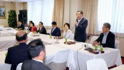 　自民党安倍派の派閥会合であいさつする塩谷立氏（右から２人目）＝３１日午後、東京・永田町の党本部