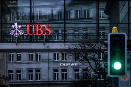 　ＵＢＳとクレディ・スイスのロゴ＝３月、スイス・チューリヒ（ＡＰ＝共同）