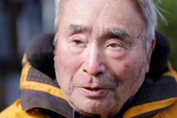 　富士山５合目に下山し、取材に応じる冒険家三浦雄一郎さん＝３１日午後