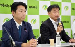 　日本維新の会の予備選で、大阪５区の立候補予定者に選出された梅村聡参院議員（左）と同６区に選出された西田薫大阪府議＝３１日午後、大阪市