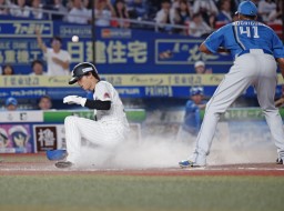　７回ロッテ無死二塁、打者岡のときに投手ロドリゲス（右）の暴投で代走の二走和田が生還＝ＺＯＺＯマリン