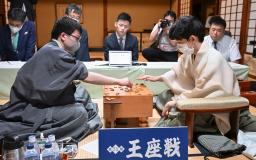 　将棋の第７１期王座戦第１局で藤井聡太七冠（右）に勝利し、感想戦で対局を振り返る永瀬拓矢王座＝３１日夜、神奈川県秦野市