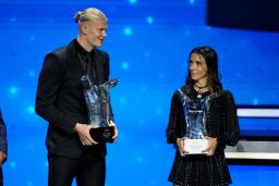 　欧州最優秀選手に選出されたマンチェスター・シティーのハーランド（左）とバルセロナのボンマティ＝３１日、モナコ（ＡＰ＝共同）