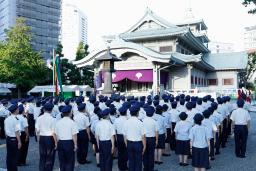 　東京都立横網町公園の敷地内にある東京都慰霊堂前に整列する地元消防団＝１日午前、東京都墨田区