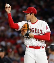 　ジャイアンツ戦に登板したエンゼルス・大谷＝８月、アナハイム（共同）