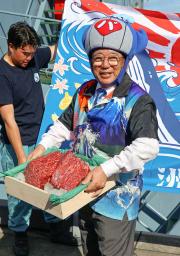 　荷揚げしたクジラの生肉を披露する共同船舶の所英樹社長＝８月３０日、東京都江東区