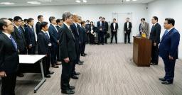 　「内閣感染症危機管理統括庁」の訓示式であいさつする岸田首相（右から２人目）＝１日、東京・永田町