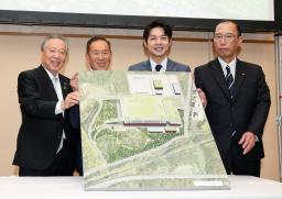 　記者会見で写真に納まるラピダスの小池淳義社長（左から２人目）、北海道の鈴木直道知事（同３人目）ら＝１日午後、北海道千歳市