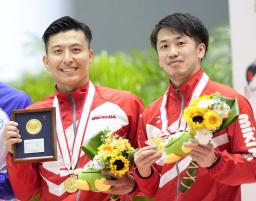 　男子シンクロ板飛び込みで優勝した寺内健（左）、坂井丞組＝日環アリーナ栃木