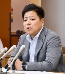 　記者会見する愛知県豊橋市議会の近藤喜典議長＝１日午後、豊橋市役所