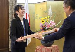 　滋賀県庁で県民栄誉賞を受賞し、表彰状を受け取る乾友紀子選手＝１日午後
