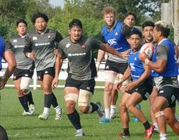 　トレビーゾで調整する日本代表の（左から）坂手、稲垣、姫野、ディアンズら＝８月３１日（共同）