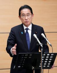 　取材に応じる岸田首相＝１日午後、首相官邸