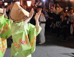 　「おわら風の盆」が始まり、編みがさをかぶって優雅に舞う女性＝１日夜、富山市