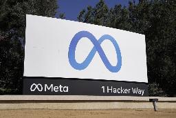 　メタ本社に掲げられたロゴ＝米カリフォルニア州、２０２１年１０月（ＡＰ＝共同）