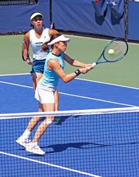 　女子ダブルス２回戦でプレーする加藤未唯（手前）、アルディラ・スーチャディ組＝ニューヨーク（共同）