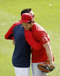 　５月、カージナルスのヌートバー（左）とあいさつを交わすエンゼルス・大谷＝セントルイス（共同）
