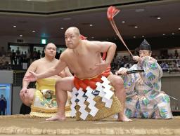 　赤い綱を締め還暦土俵入りをする日本相撲協会の八角理事長＝２日、東京・両国国技館（代表撮影）